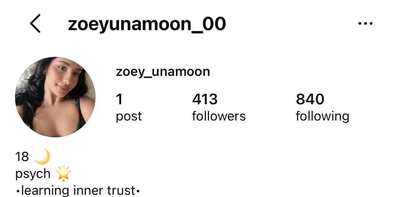 Instagram fan page example zoeyunamoon_00 with a personal lifestyle theme